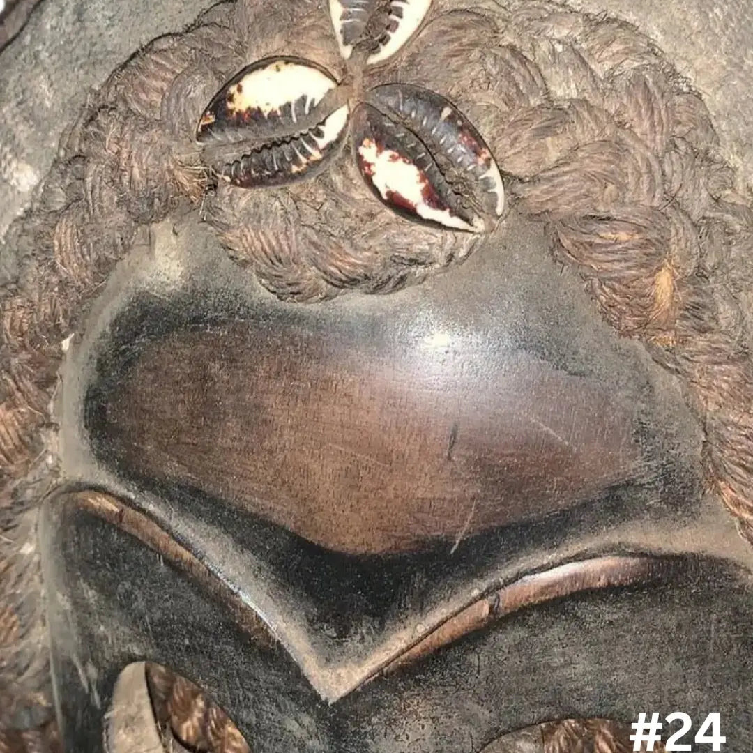 Máscara Dan con Conchas de Caurí y Barba de Cuerda (Dan Mask with Cowries and Rope Beard)
