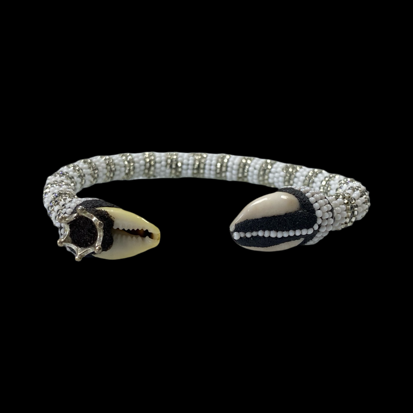 Obatalá Ildé Bracelet – White Beads with Cowrie Shells (4 Variants)