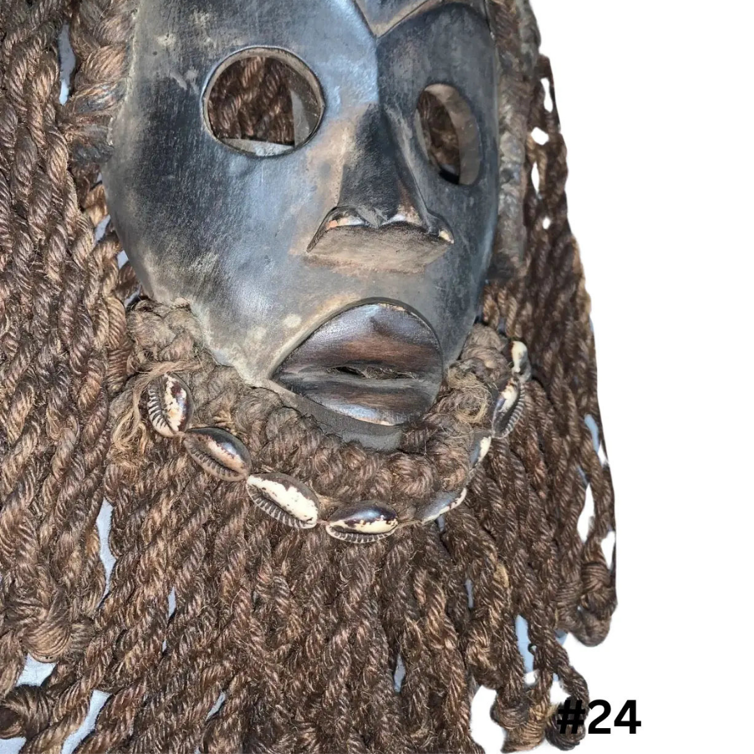 Máscara Dan con Conchas de Caurí y Barba de Cuerda (Dan Mask with Cowries and Rope Beard)