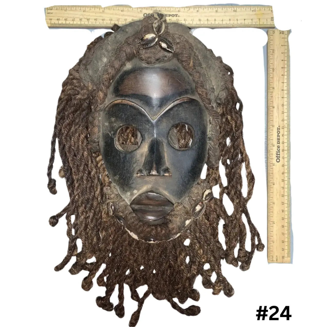 Máscara Dan con Conchas de Caurí y Barba de Cuerda (Dan Mask with Cowries and Rope Beard)