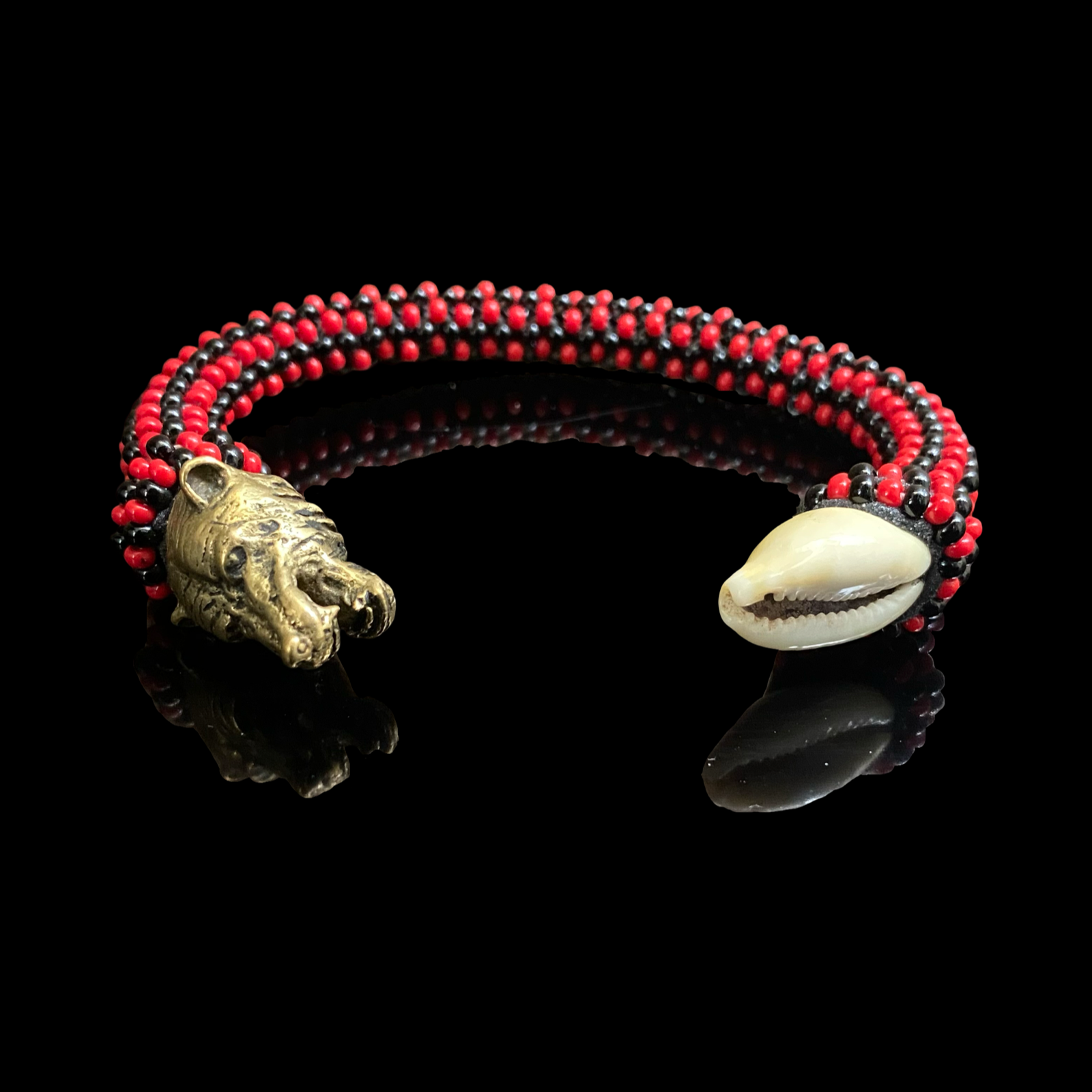 Pulsera hecha a mano Ilde de Eleguá Laroyé Eshu - Conchas de Cauri y Bronce Yoruba Santeria Orisha