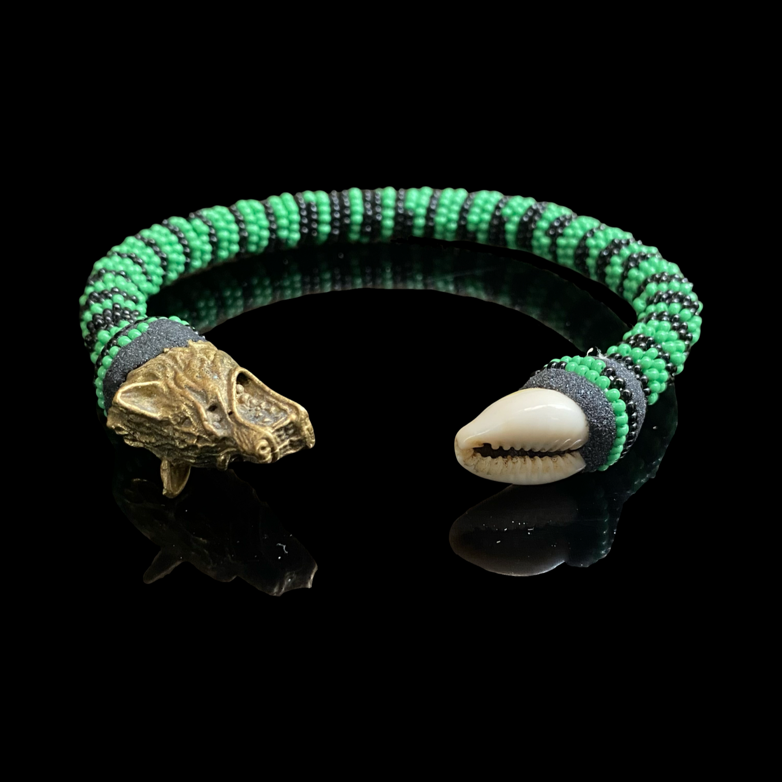 Pulsera Ilde de Ogún hecha a mano - Conchas de Cauri y Orisha Santería Yoruba de Bronce