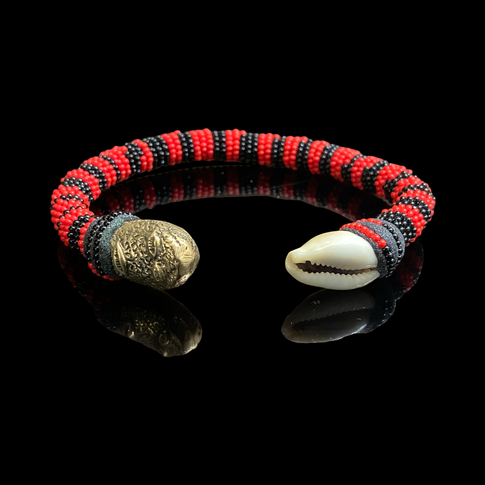 Pulsera hecha a mano Ilde de Eleguá Laroyé Eshu - Conchas de Cauri y Bronce Yoruba Santeria Orisha
