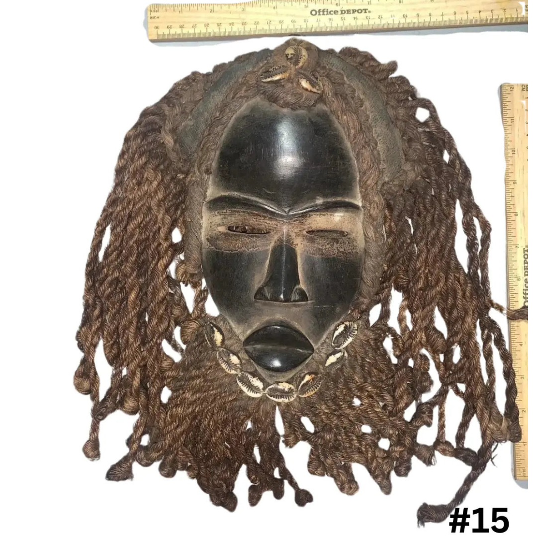 Máscara Dan con Conchas de Caurí y Barba de Cuerda (Dan Mask with Cowries and Rope Beard)