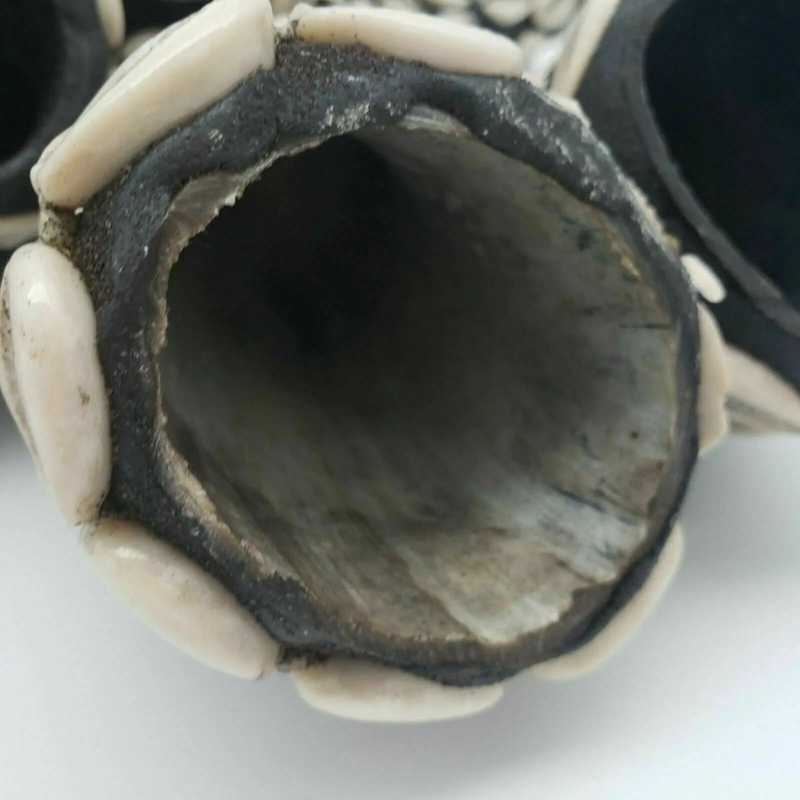 Mpaka Enroscada con Conchas de Cauri – Amuleto para Protección y Conexión Espiritual (Mpaka Wrapped with Cowrie Shells – Amulet for Protection and Spiritual Connection) - SanteriaGuide