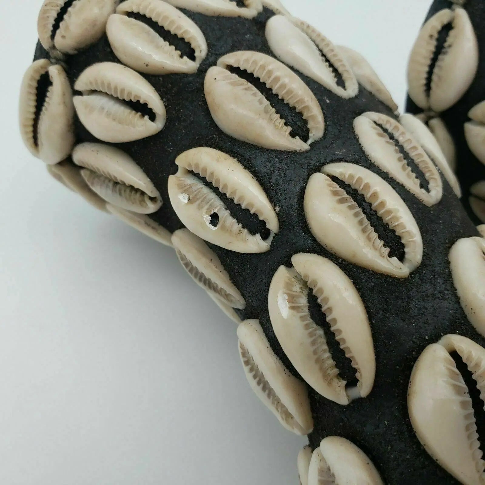 Mpaka Enroscada con Conchas de Cauri – Amuleto para Protección y Conexión Espiritual (Mpaka Wrapped with Cowrie Shells – Amulet for Protection and Spiritual Connection) - SanteriaGuide