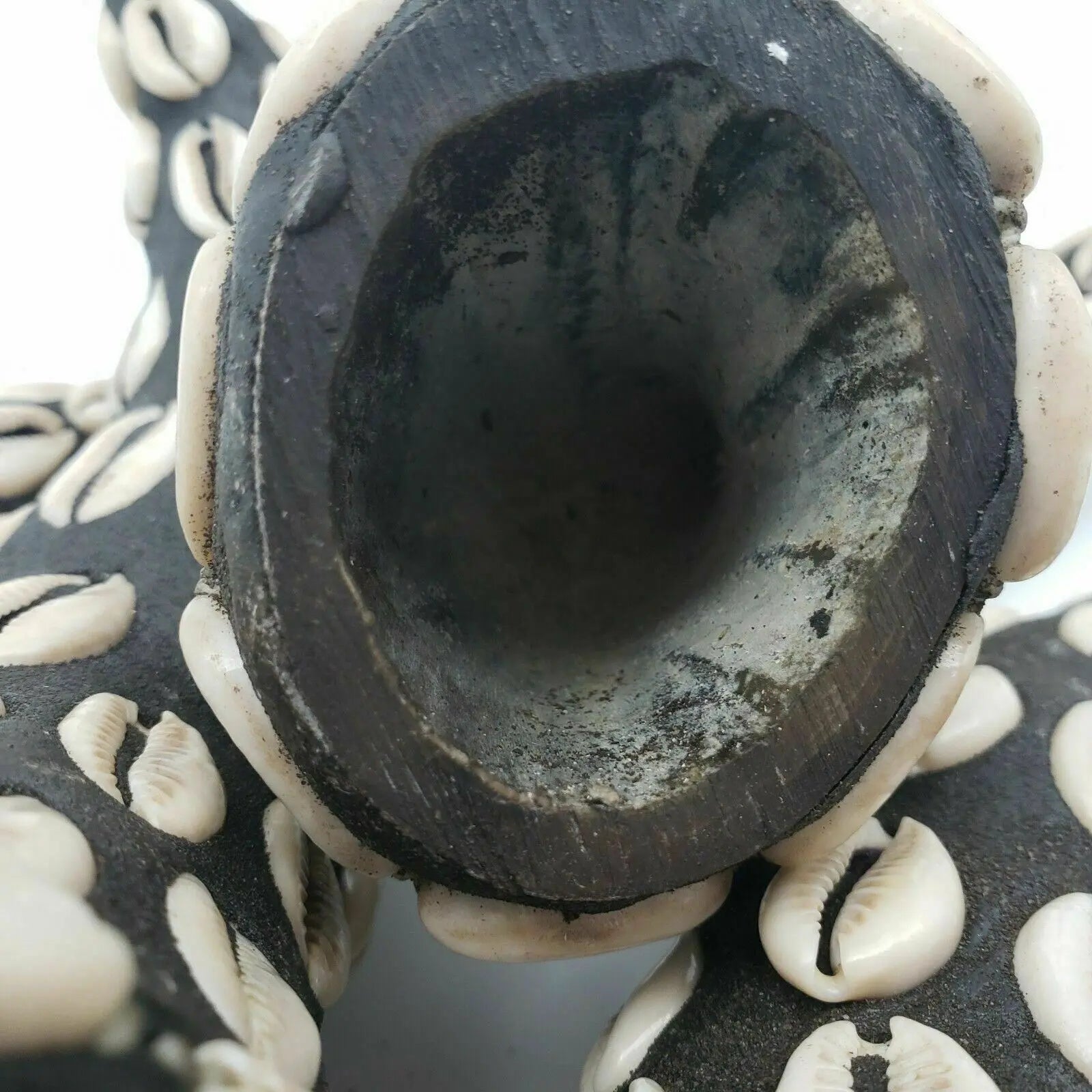 Mpaka Enroscada con Conchas de Cauri – Amuleto para Protección y Conexión Espiritual (Mpaka Wrapped with Cowrie Shells – Amulet for Protection and Spiritual Connection) - SanteriaGuide