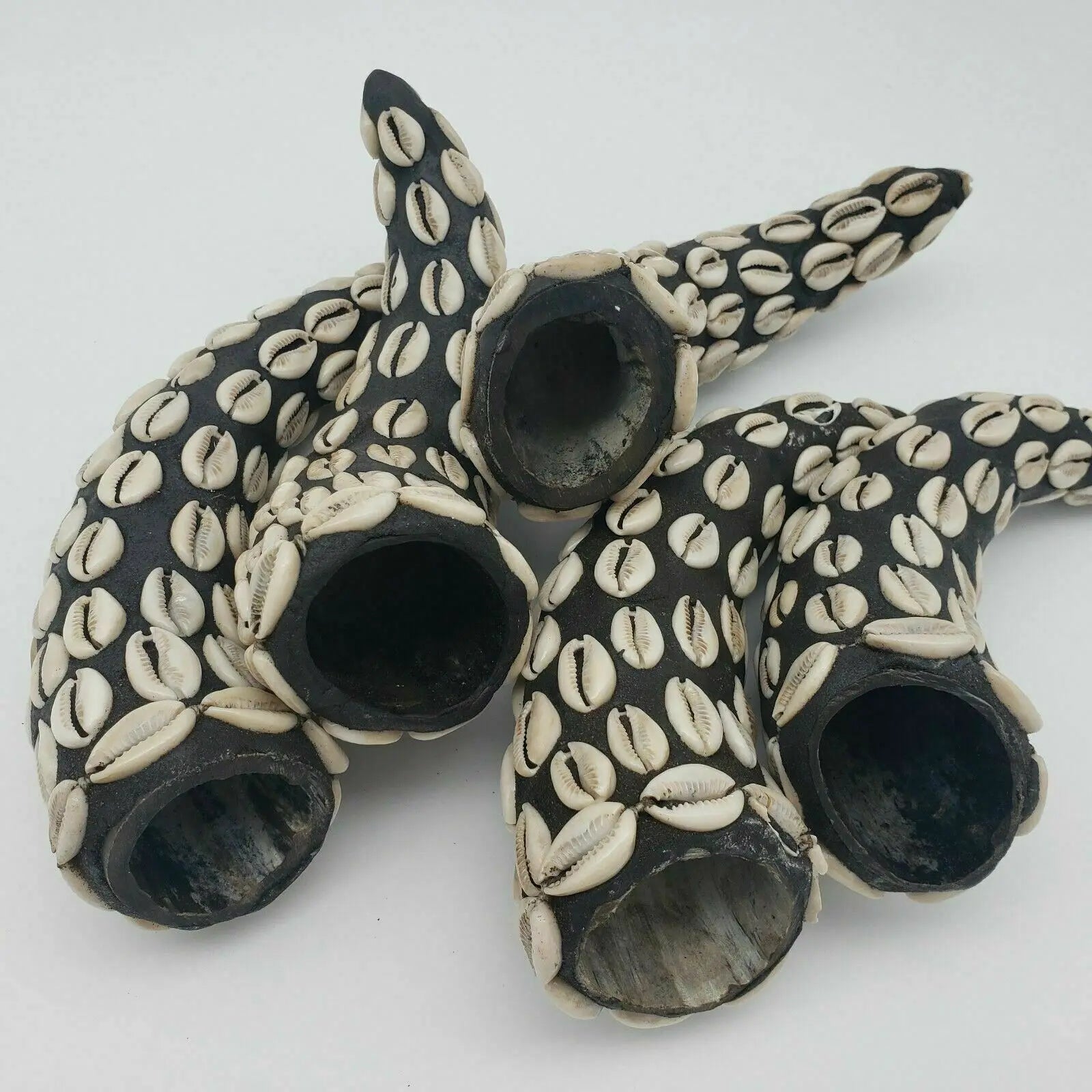 Mpaka Enroscada con Conchas de Cauri – Amuleto para Protección y Conexión Espiritual (Mpaka Wrapped with Cowrie Shells – Amulet for Protection and Spiritual Connection) - SanteriaGuide