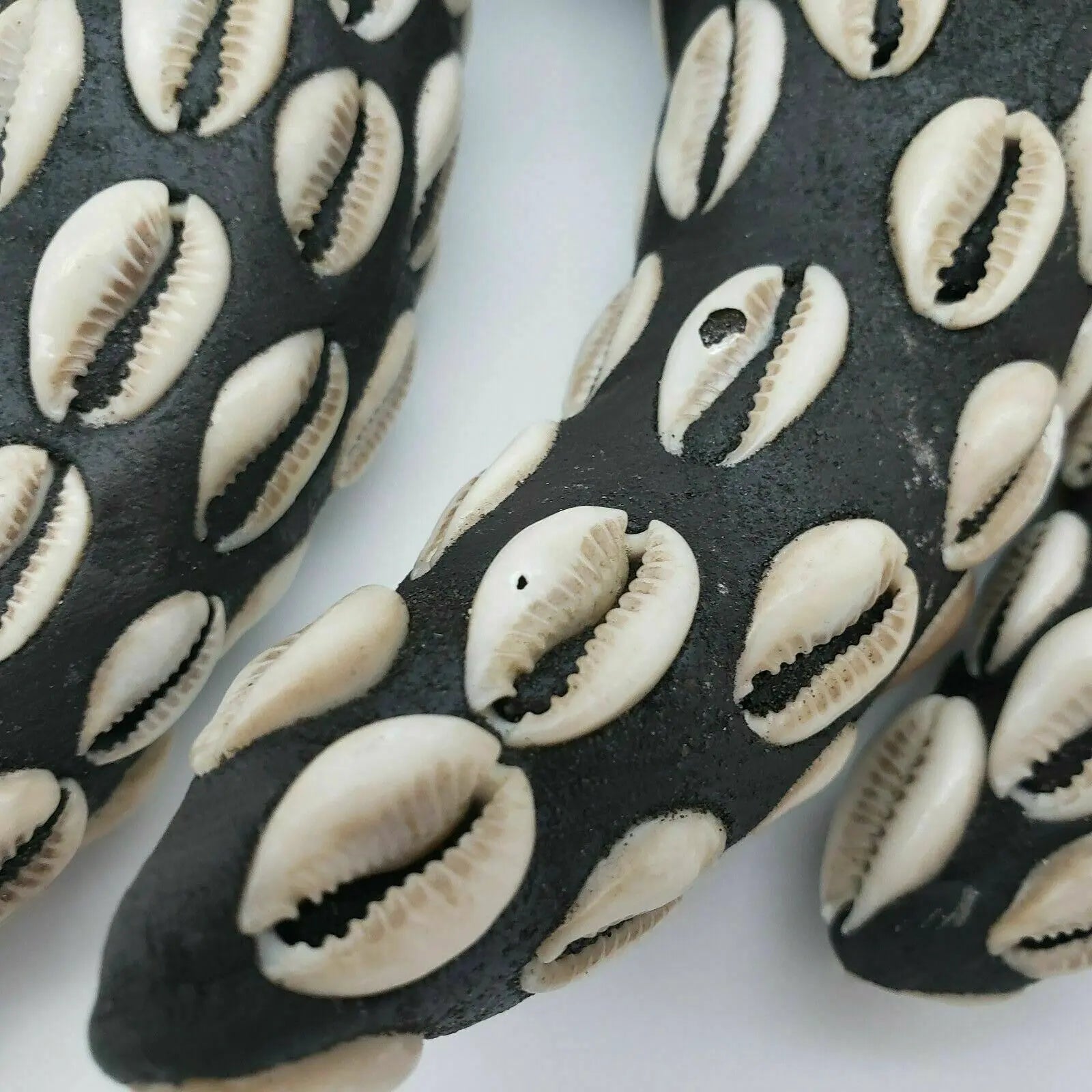 Mpaka Enroscada con Conchas de Cauri – Amuleto para Protección y Conexión Espiritual (Mpaka Wrapped with Cowrie Shells – Amulet for Protection and Spiritual Connection) - SanteriaGuide