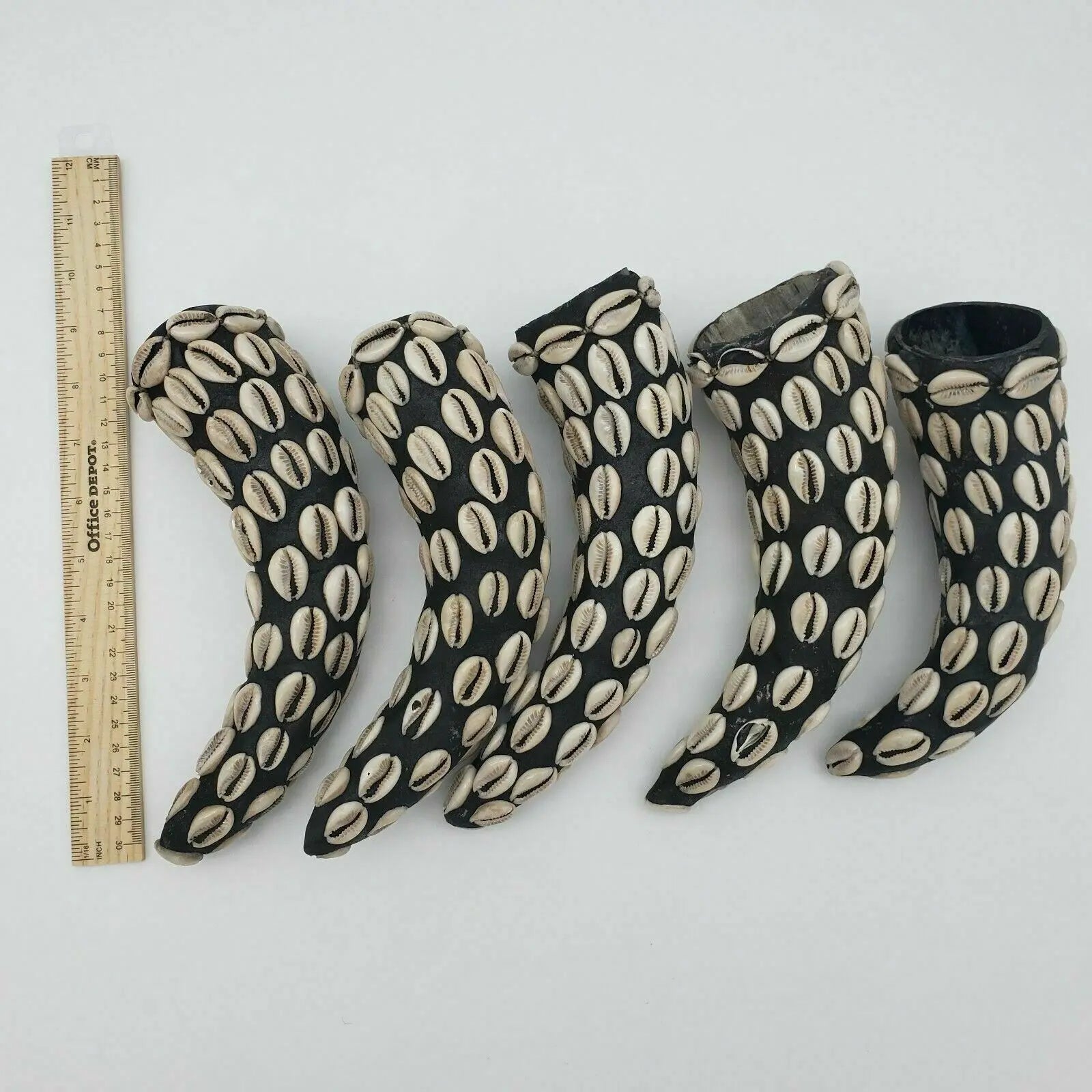 Mpaka Enroscada con Conchas de Cauri – Amuleto para Protección y Conexión Espiritual (Mpaka Wrapped with Cowrie Shells – Amulet for Protection and Spiritual Connection) - SanteriaGuide