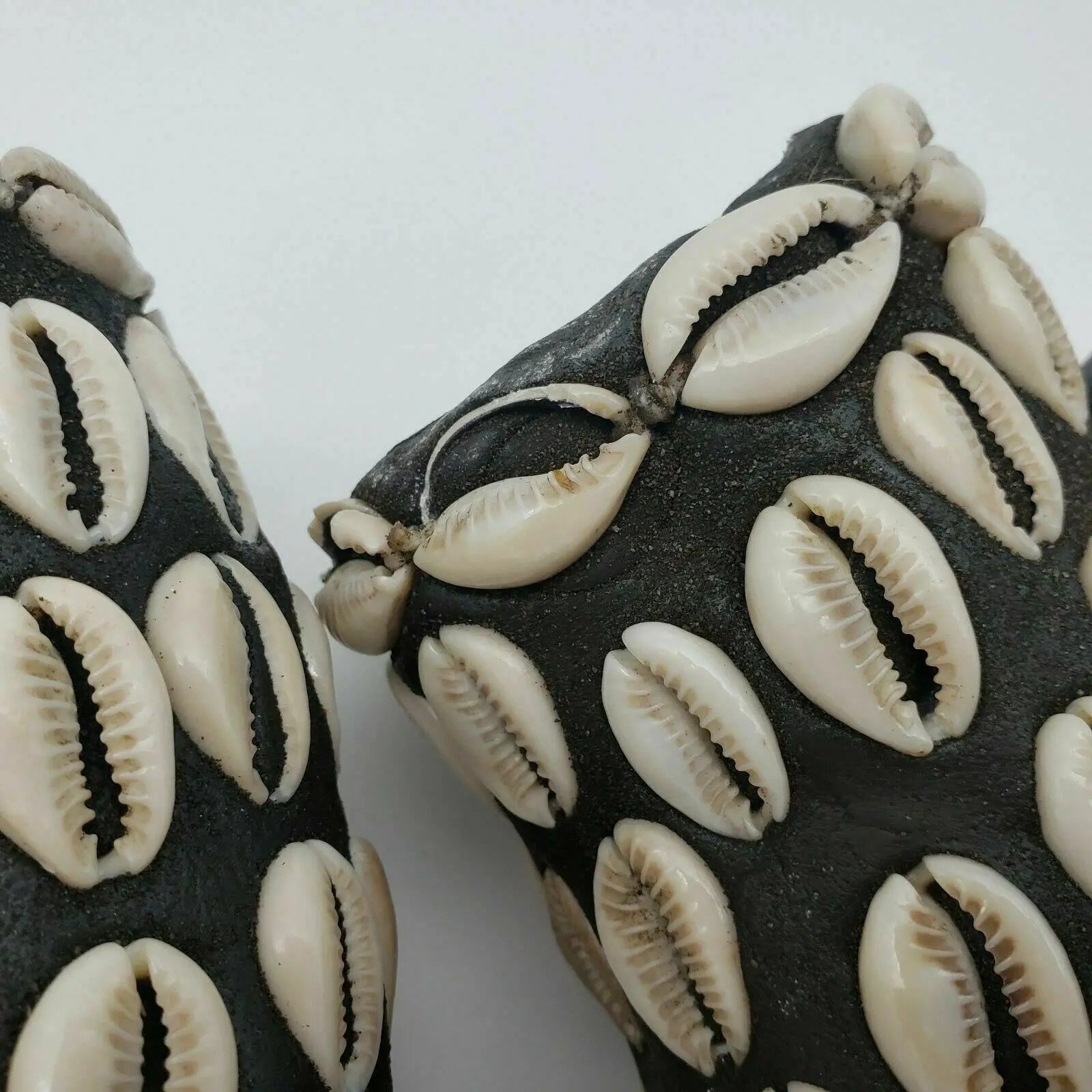 Mpaka Enroscada con Conchas de Cauri – Amuleto para Protección y Conexión Espiritual (Mpaka Wrapped with Cowrie Shells – Amulet for Protection and Spiritual Connection) - SanteriaGuide